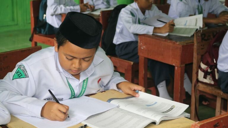 아동 자세교정 글 대표이미지 · 사진: Students writing and studying in a focused classroom environment.